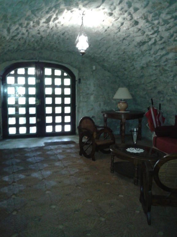 Le Chateau Des Estubiers Panzió Sérignan-du-Comtat Kültér fotó