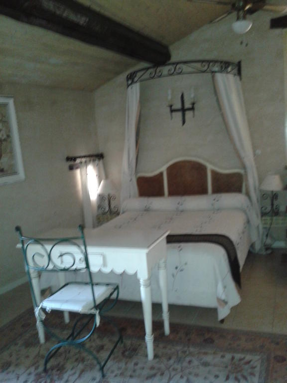 Le Chateau Des Estubiers Panzió Sérignan-du-Comtat Szoba fotó